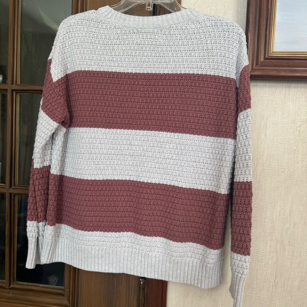 Old Navy Gray and Mauve Crew Neck Sweater - Picture 3 of 4